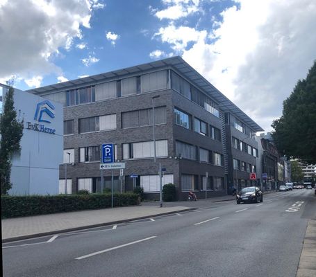 Die Außenansicht der Hausarztpraxis in dem Ärztehaus, direkt neben dem Evangelischen Krankenhauses (EvK) Herne. Eine Bushaltestelle befindet sich ebenfalls direkt vor dem Gebäude.